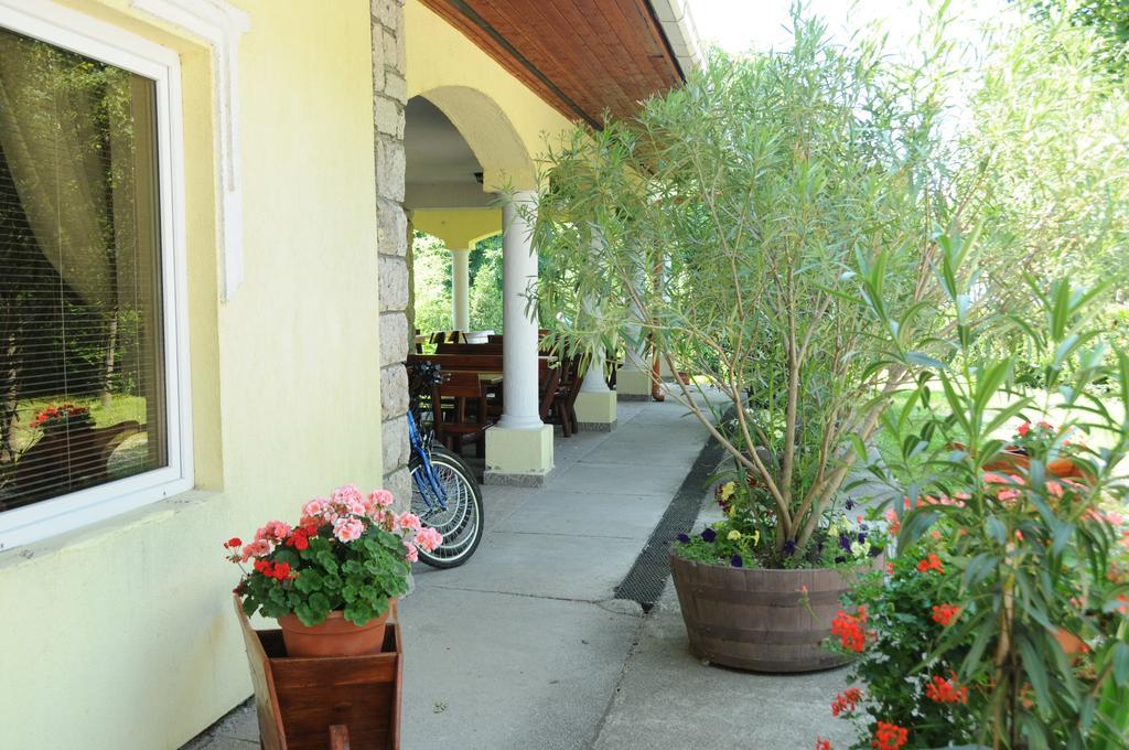 Bed and Breakfast Huszar Panzio Es Etterem Шарошпатак Екстер'єр фото