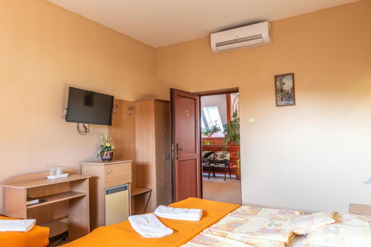 Bed and Breakfast Huszar Panzio Es Etterem Шарошпатак Екстер'єр фото
