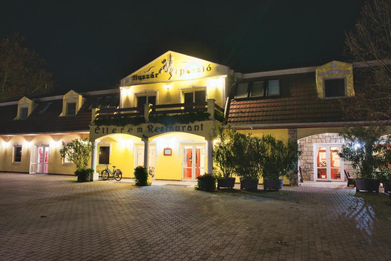 Bed and Breakfast Huszar Panzio Es Etterem Шарошпатак Екстер'єр фото